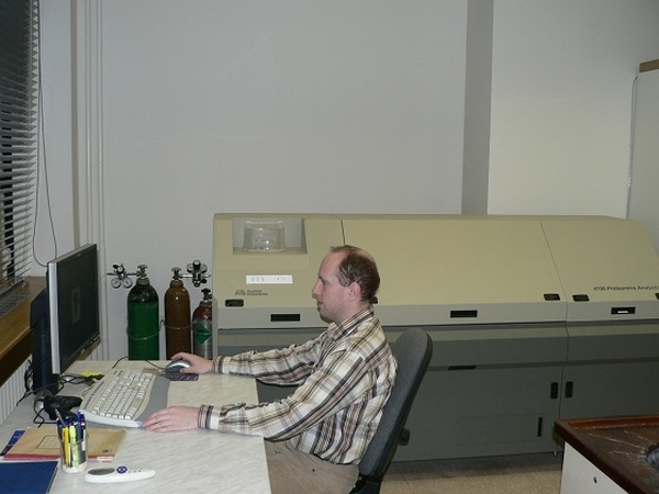 MALDI – TOF/TOF Proteomic Analyzer 4700 Applied Biosystems, USA