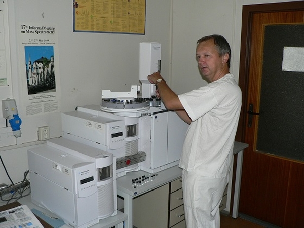 Plynový chromatograf GC-MS-MS + 2 hmotnostní detektory Agilent, USA